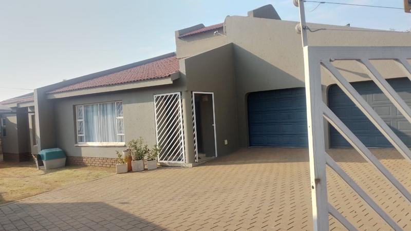 4 Bedroom Property for Sale in Eike Park Gauteng