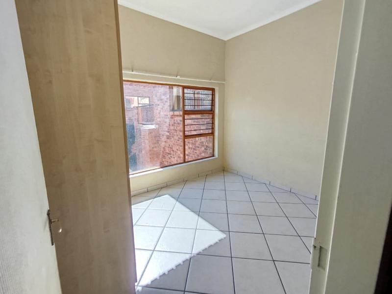 To Let 3 Bedroom Property for Rent in Helderkruin Gauteng