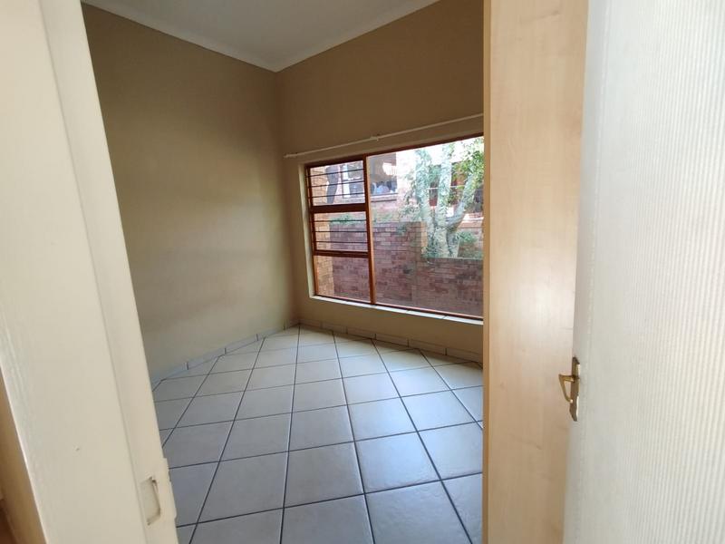 To Let 3 Bedroom Property for Rent in Helderkruin Gauteng