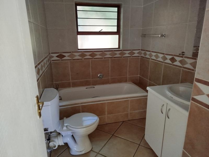 To Let 3 Bedroom Property for Rent in Helderkruin Gauteng