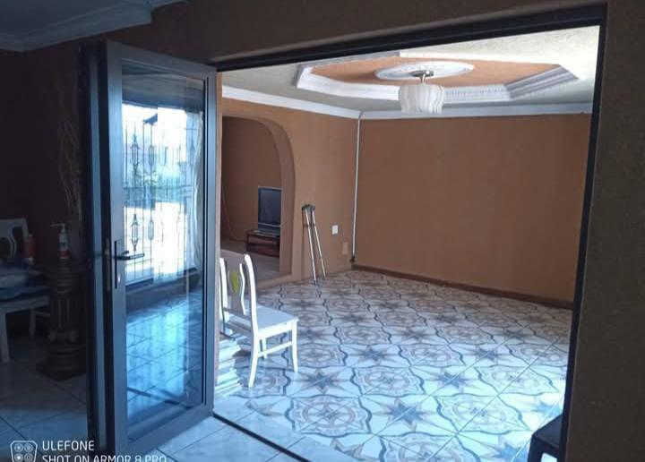 5 Bedroom Property for Sale in Dawn Park Gauteng