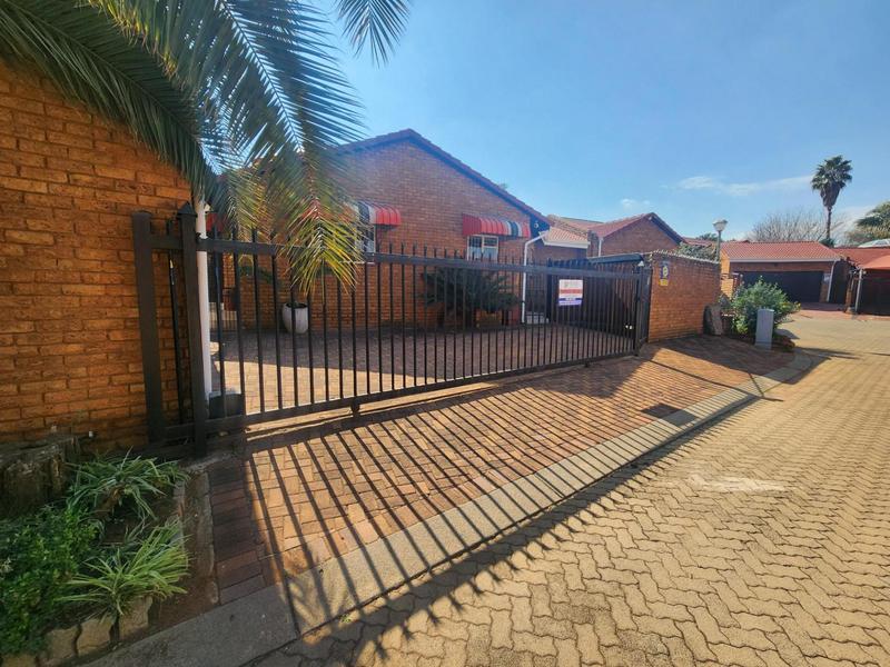 3 Bedroom Property for Sale in Die Hoewes Gauteng