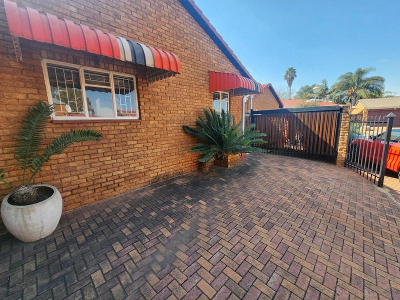 3 Bedroom Property for Sale in Die Hoewes Gauteng
