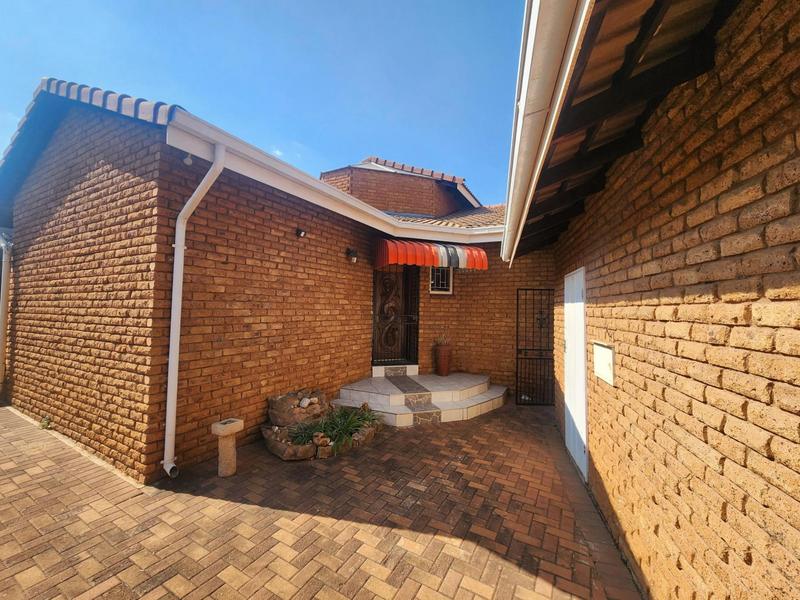 3 Bedroom Property for Sale in Die Hoewes Gauteng