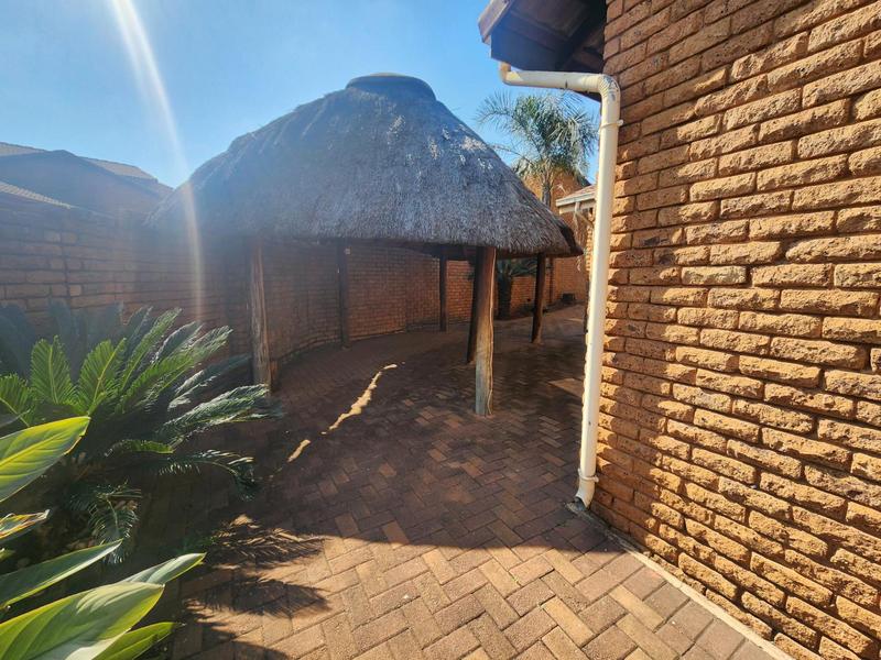3 Bedroom Property for Sale in Die Hoewes Gauteng