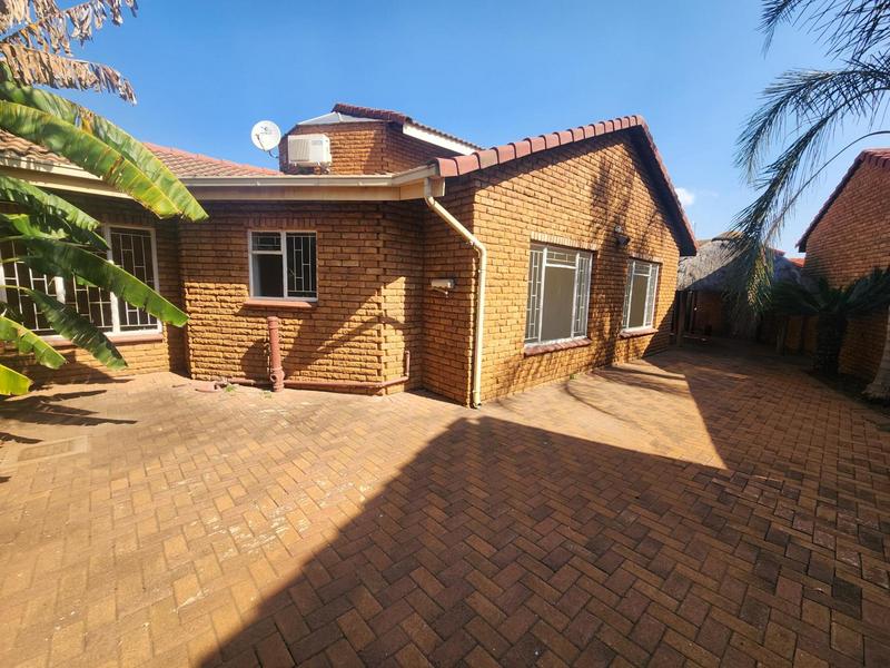 3 Bedroom Property for Sale in Die Hoewes Gauteng