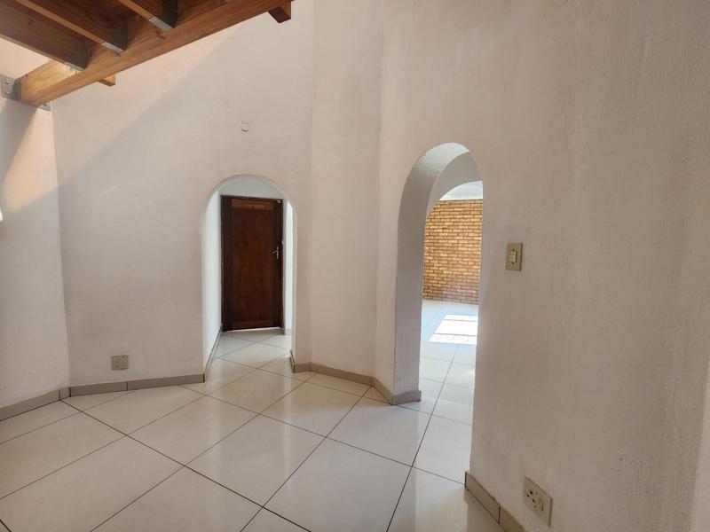 3 Bedroom Property for Sale in Die Hoewes Gauteng