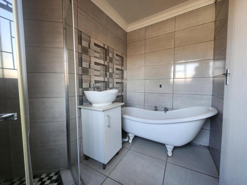 3 Bedroom Property for Sale in Die Hoewes Gauteng
