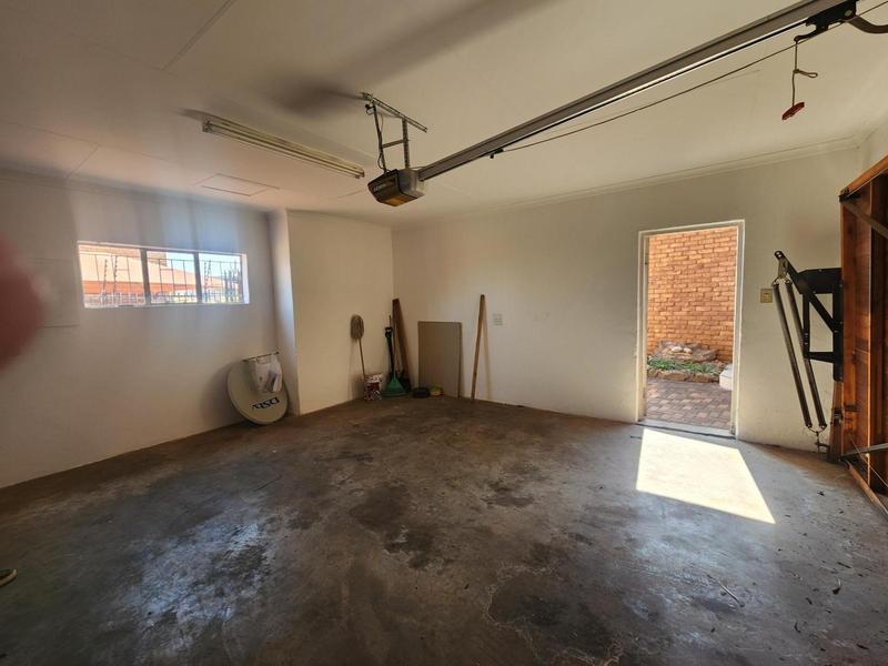 3 Bedroom Property for Sale in Die Hoewes Gauteng