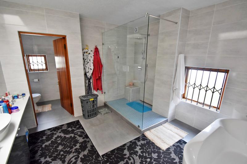 To Let 4 Bedroom Property for Rent in Sandown Gauteng