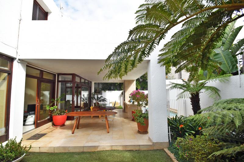 To Let 4 Bedroom Property for Rent in Sandown Gauteng