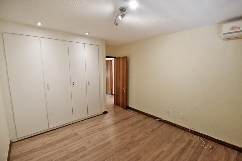 To Let 4 Bedroom Property for Rent in Sandown Gauteng