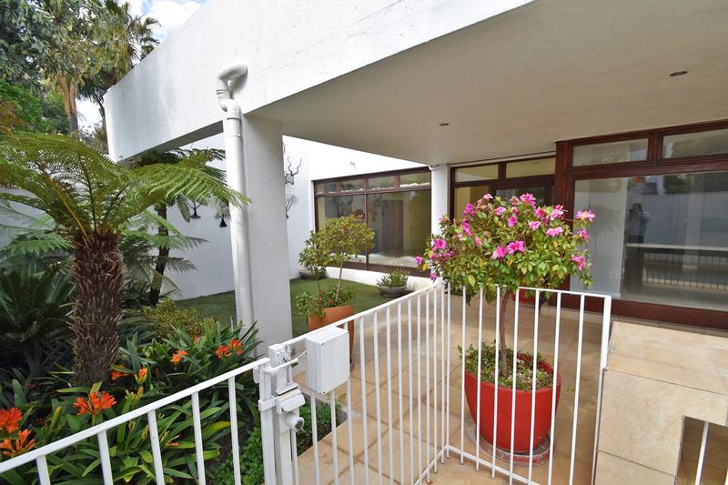 To Let 4 Bedroom Property for Rent in Sandown Gauteng