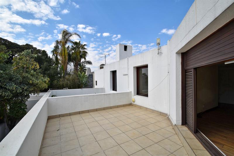 To Let 4 Bedroom Property for Rent in Sandown Gauteng