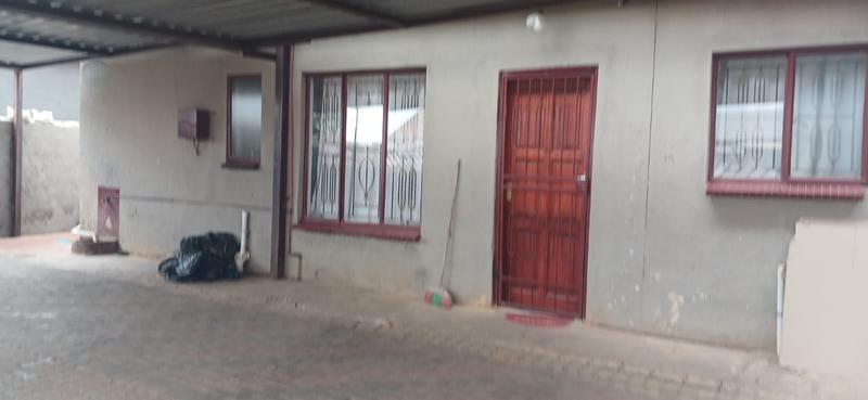 5 Bedroom Property for Sale in Clayville Gauteng