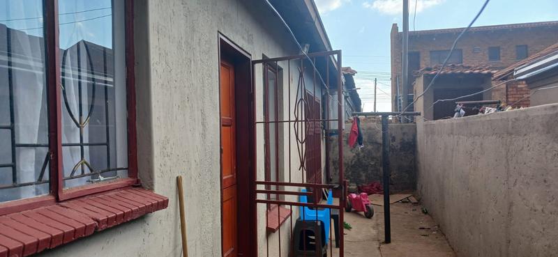 5 Bedroom Property for Sale in Clayville Gauteng
