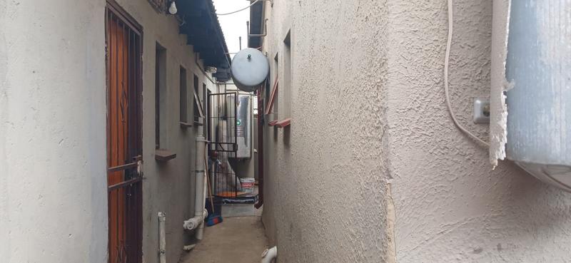 5 Bedroom Property for Sale in Clayville Gauteng