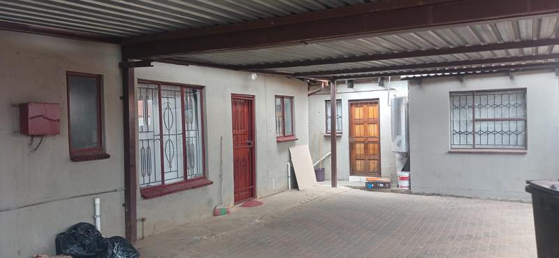5 Bedroom Property for Sale in Clayville Gauteng