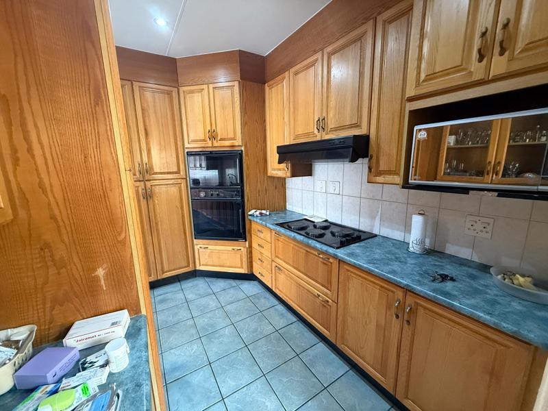 6 Bedroom Property for Sale in Rooihuiskraal Gauteng