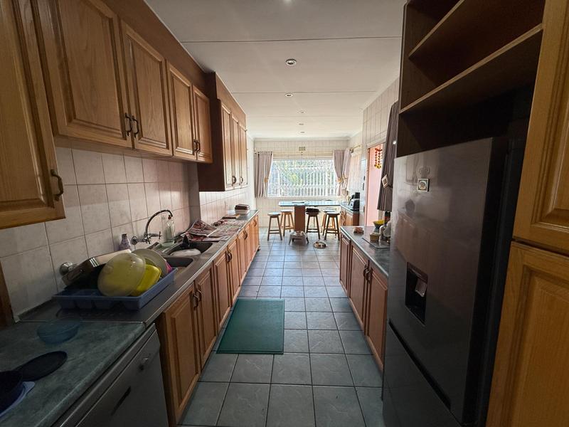 6 Bedroom Property for Sale in Rooihuiskraal Gauteng