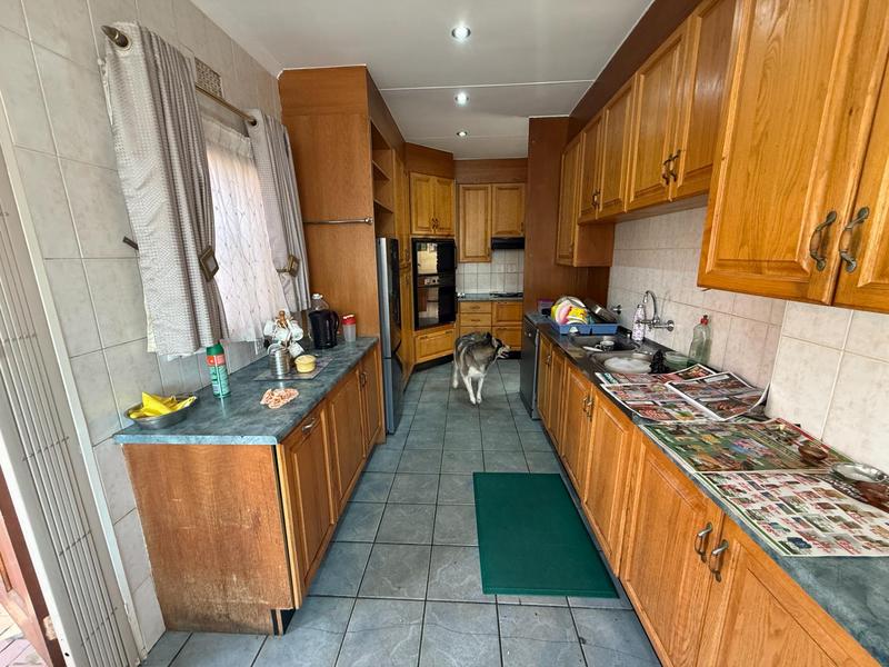 6 Bedroom Property for Sale in Rooihuiskraal Gauteng
