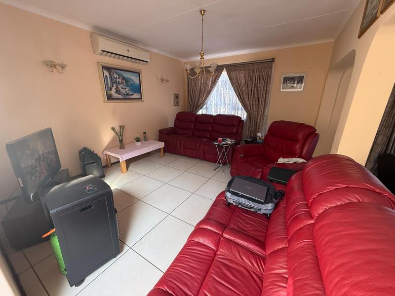 6 Bedroom Property for Sale in Rooihuiskraal Gauteng