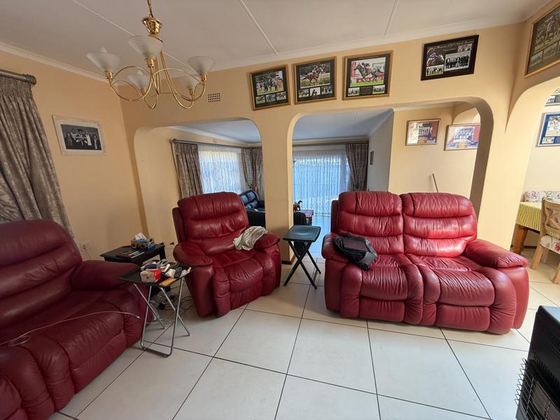 6 Bedroom Property for Sale in Rooihuiskraal Gauteng