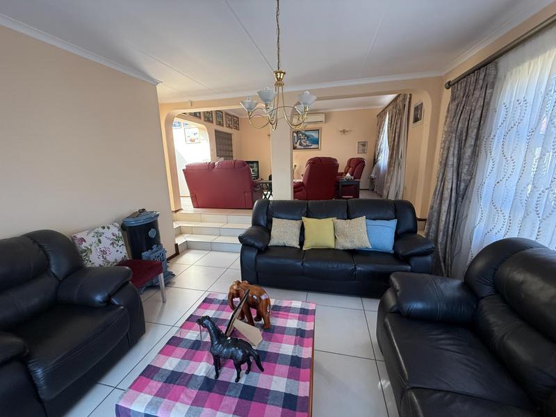 6 Bedroom Property for Sale in Rooihuiskraal Gauteng