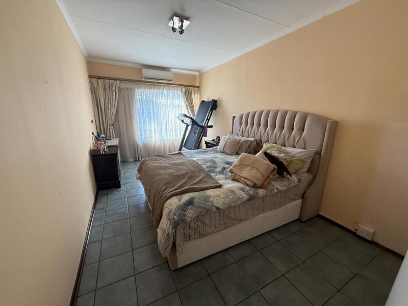 6 Bedroom Property for Sale in Rooihuiskraal Gauteng