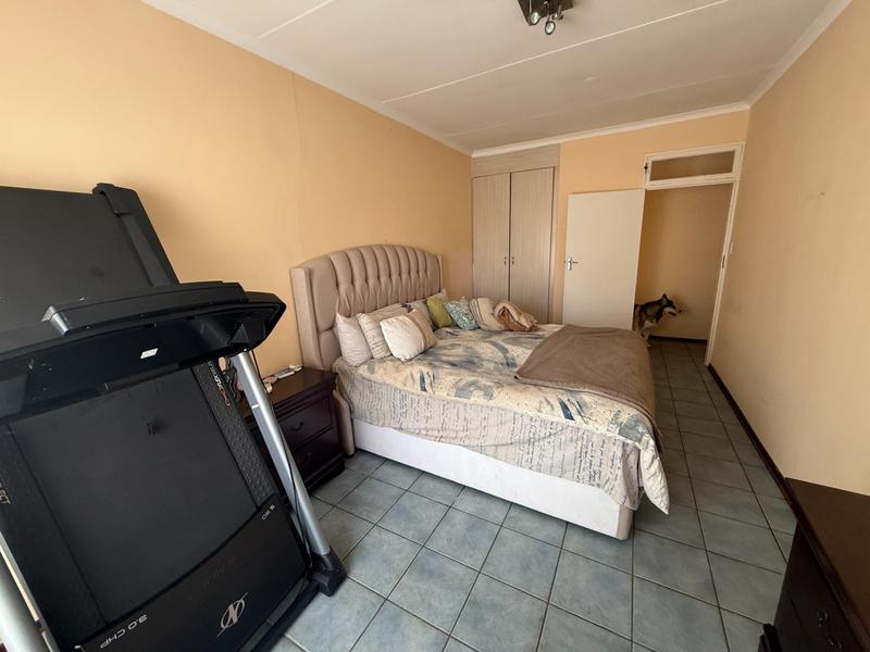 6 Bedroom Property for Sale in Rooihuiskraal Gauteng