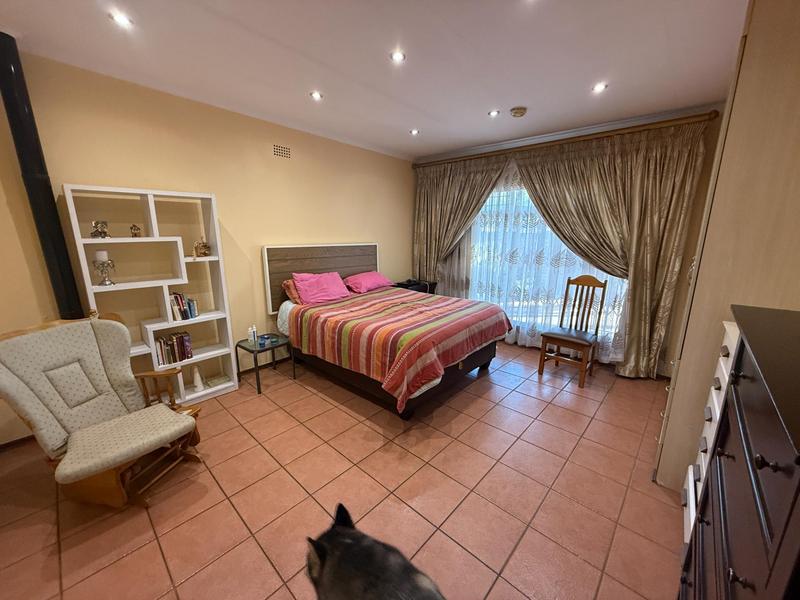 6 Bedroom Property for Sale in Rooihuiskraal Gauteng