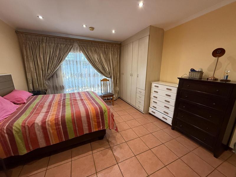 6 Bedroom Property for Sale in Rooihuiskraal Gauteng