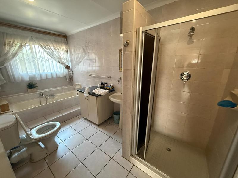 6 Bedroom Property for Sale in Rooihuiskraal Gauteng