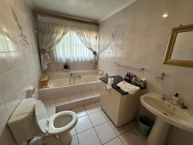 6 Bedroom Property for Sale in Rooihuiskraal Gauteng