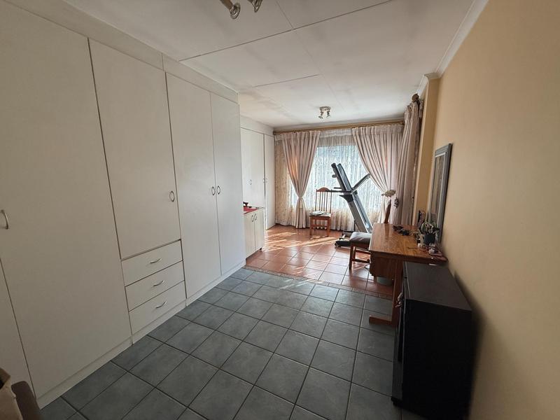 6 Bedroom Property for Sale in Rooihuiskraal Gauteng
