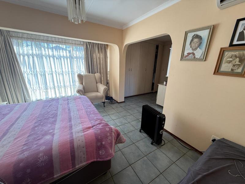 6 Bedroom Property for Sale in Rooihuiskraal Gauteng