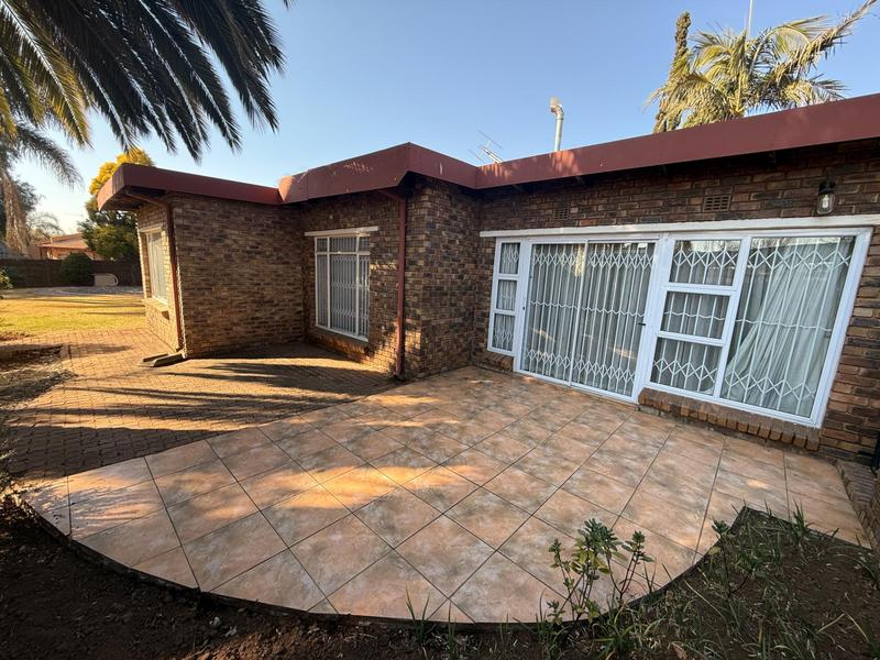 6 Bedroom Property for Sale in Rooihuiskraal Gauteng
