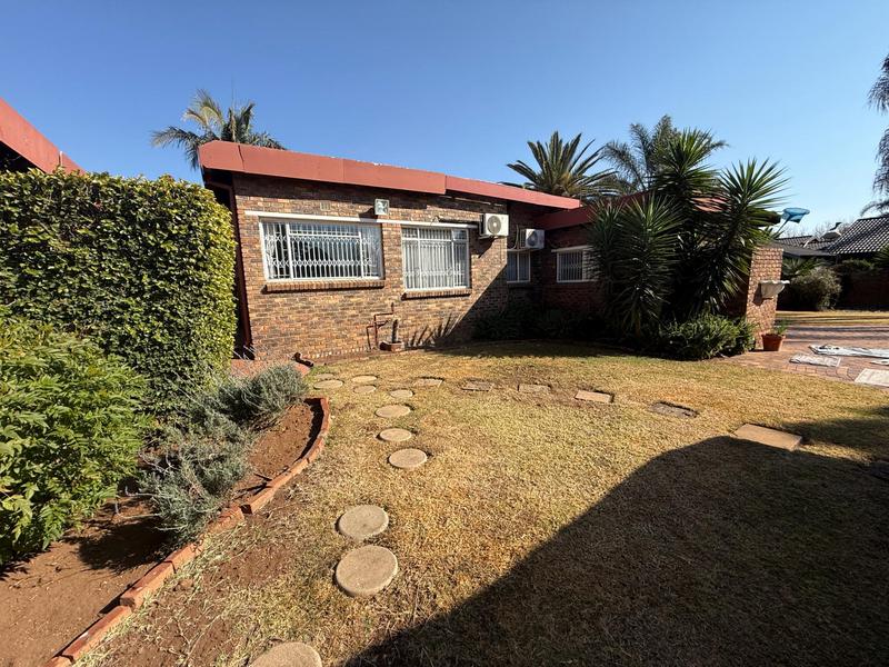 6 Bedroom Property for Sale in Rooihuiskraal Gauteng