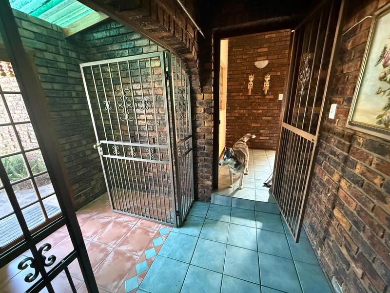 6 Bedroom Property for Sale in Rooihuiskraal Gauteng