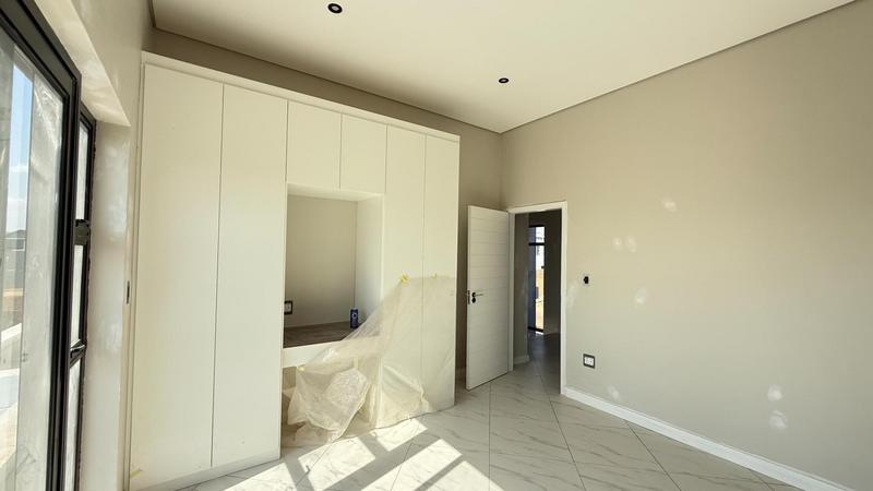 5 Bedroom Property for Sale in Midstream Heights Gauteng