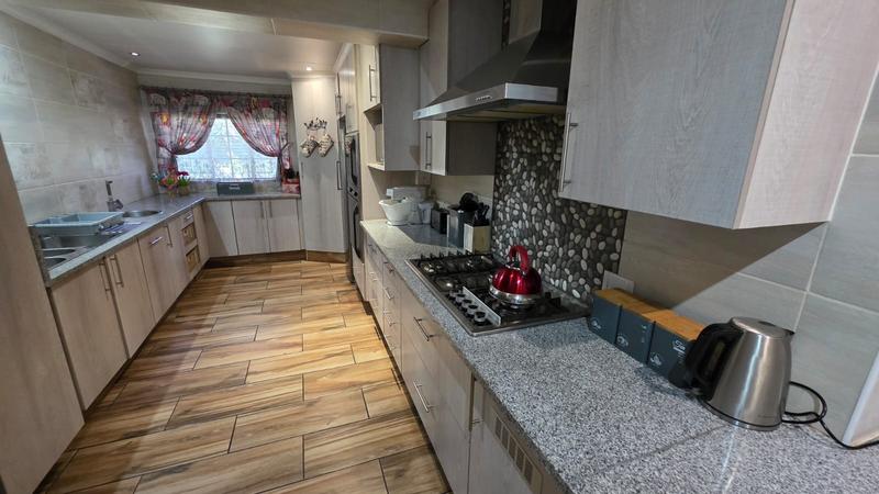 5 Bedroom Property for Sale in Doornpoort Gauteng