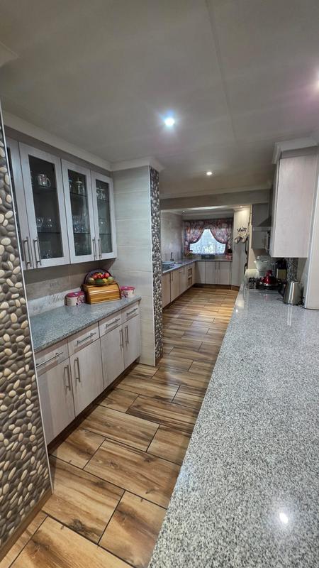 5 Bedroom Property for Sale in Doornpoort Gauteng