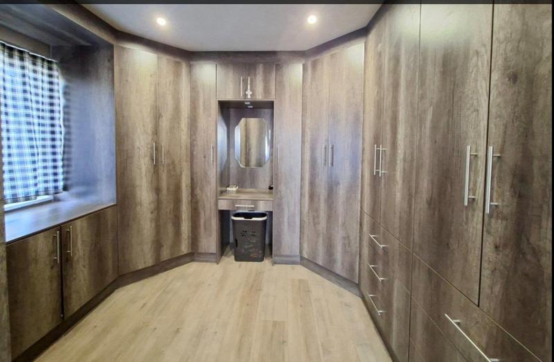 6 Bedroom Property for Sale in Rothdene Gauteng