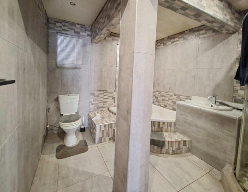 6 Bedroom Property for Sale in Rothdene Gauteng