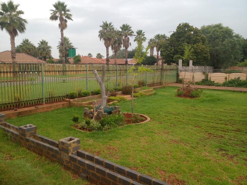 6 Bedroom Property for Sale in Rothdene Gauteng