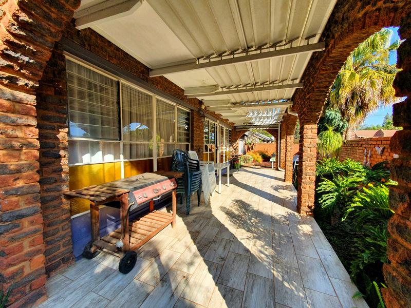 5 Bedroom Property for Sale in Karenpark Gauteng