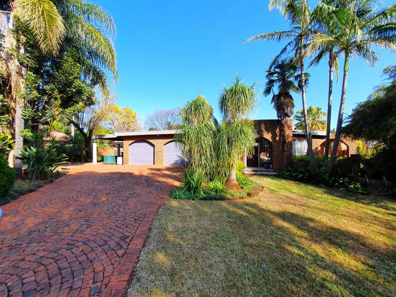 5 Bedroom Property for Sale in Karenpark Gauteng