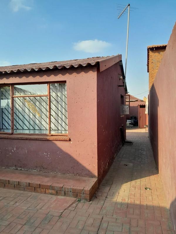 1 Bedroom Property for Sale in Senaoane Gauteng