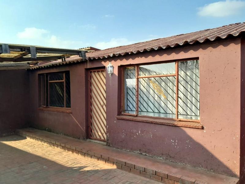 1 Bedroom Property for Sale in Senaoane Gauteng