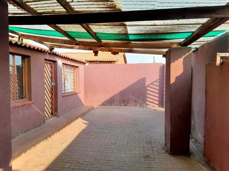 1 Bedroom Property for Sale in Senaoane Gauteng
